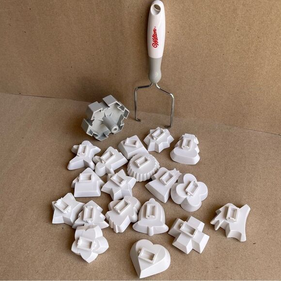 Vintage Wilton Roll-Along Cookie Cutter Multi Christmas Holiday Shapes - Picture 3 of 17
